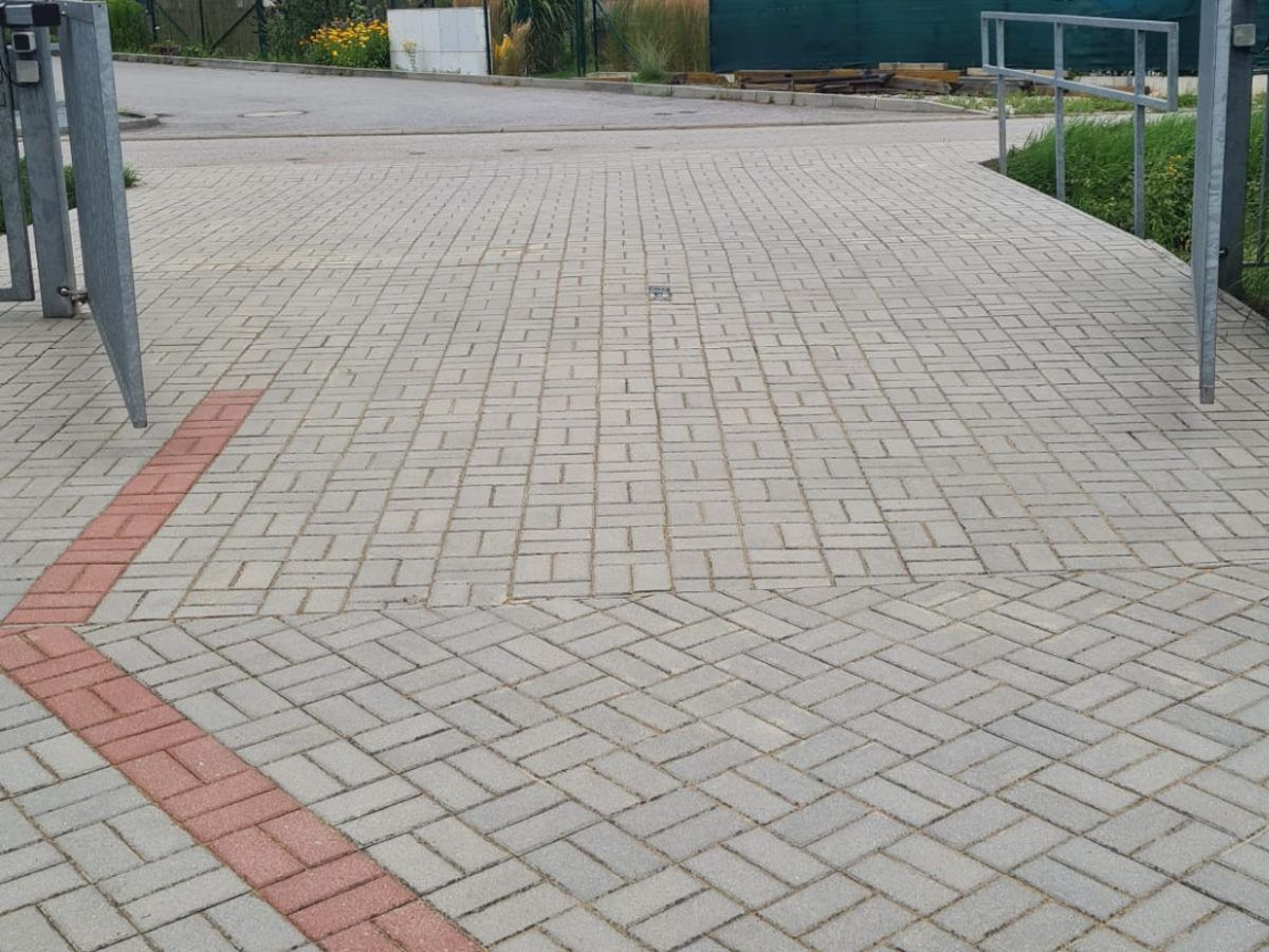 Zámková dlažba — po vyčištění