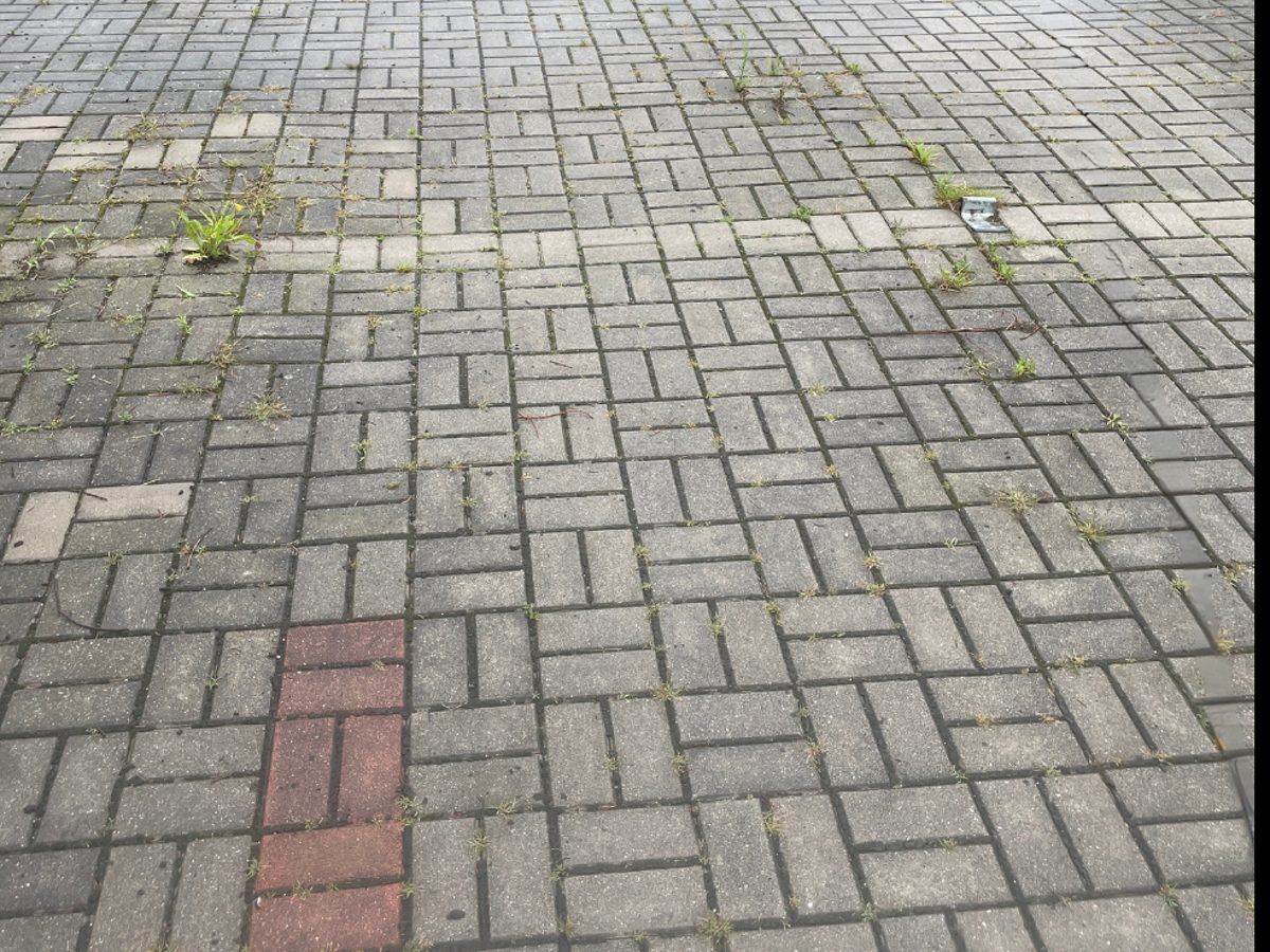Zámková dlažba — před čištěním