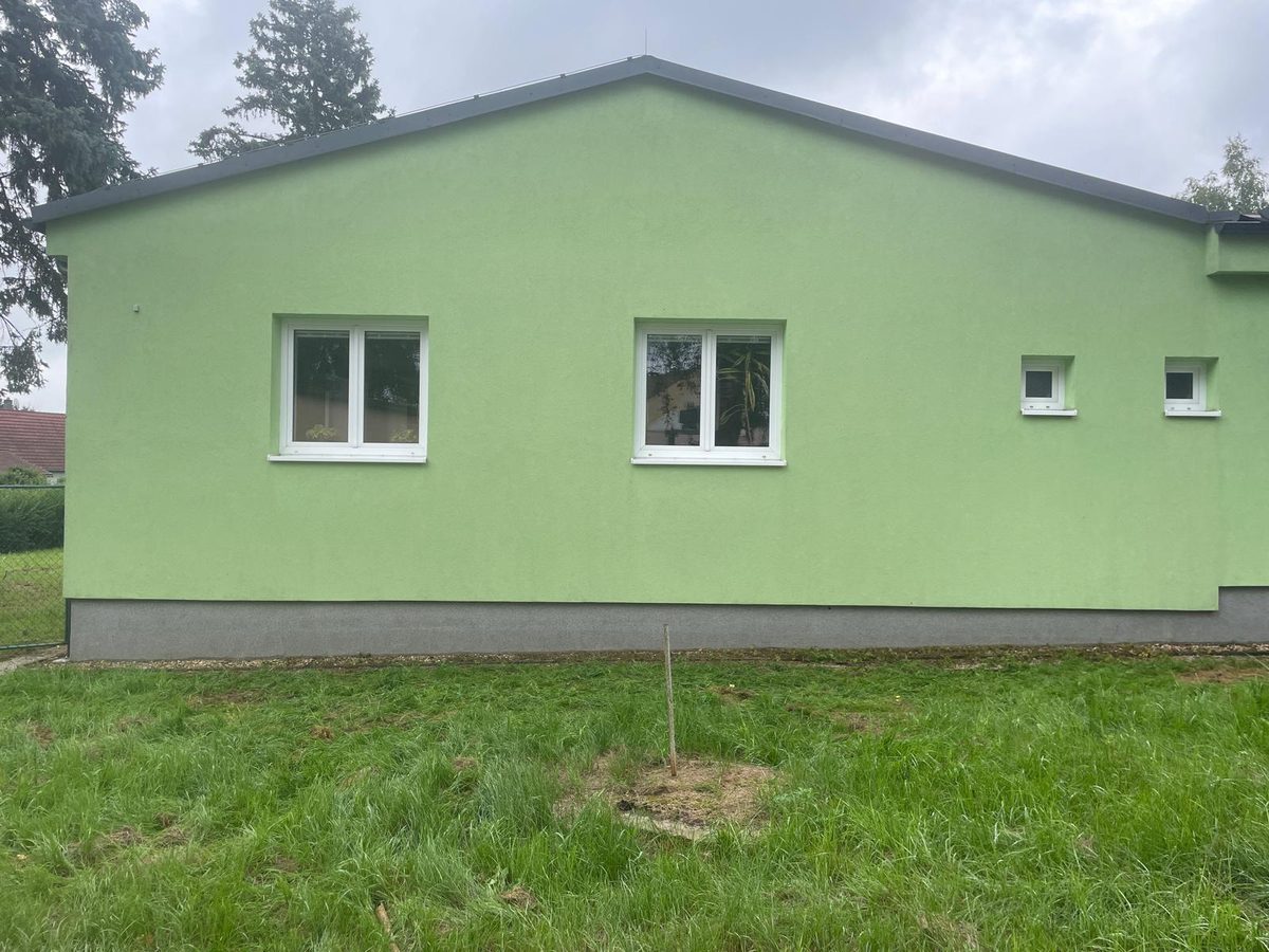 Zelená fasáda bungalovu po vyčištění - sytá čistá barva