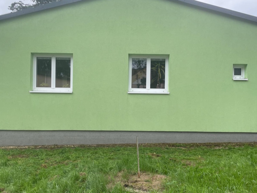 Zelená fasáda po dokončení čištění metodou Soft Wash - jednolitě čistá barva, bez skvrn