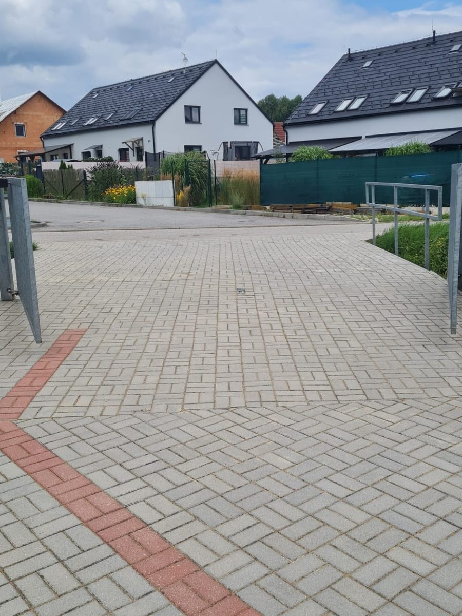 Zámková dlažba příjezdové cesty čistá, bez plevele a zelených nánosů ve spárách
