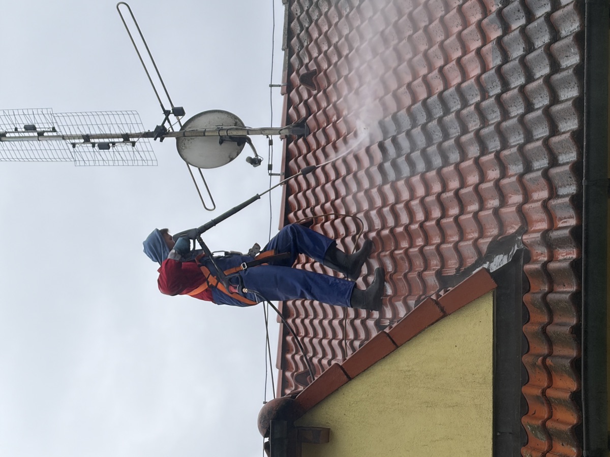 Technik Elegantní Mytí na hřebeni pálené tašky čistí střechu tlakovou hadicí