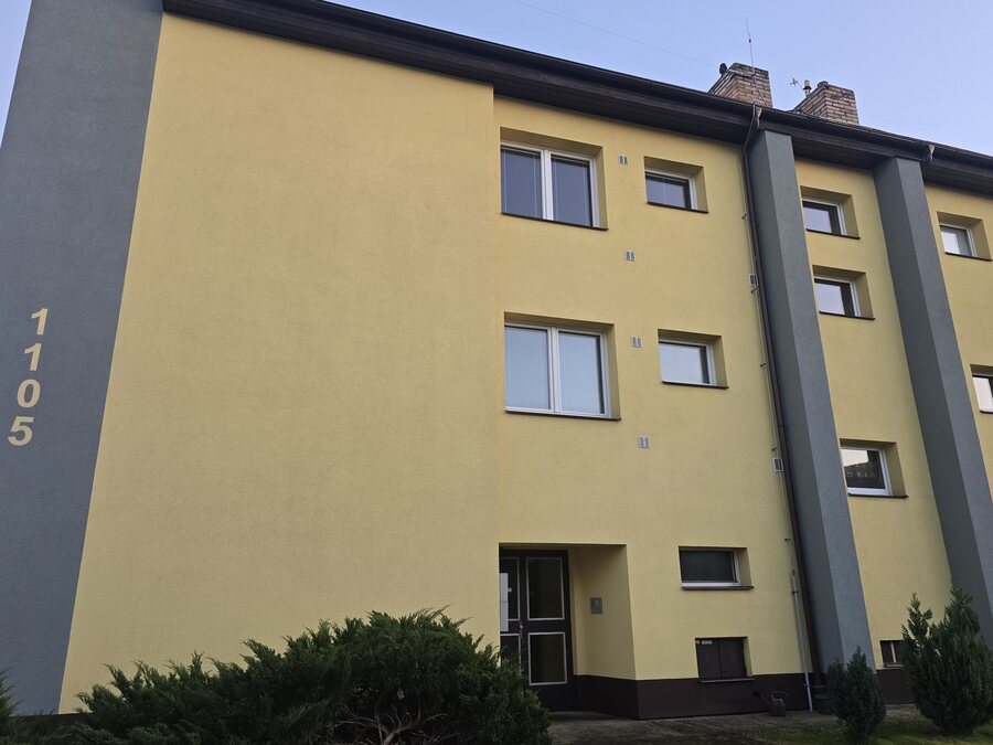 Vyčištěná žlutá fasáda bytového domu Ořechová 1105 v Třeboni po metodě Soft Wash